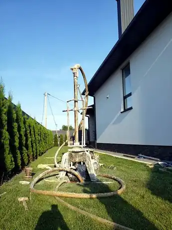 Біля будинку на газоні